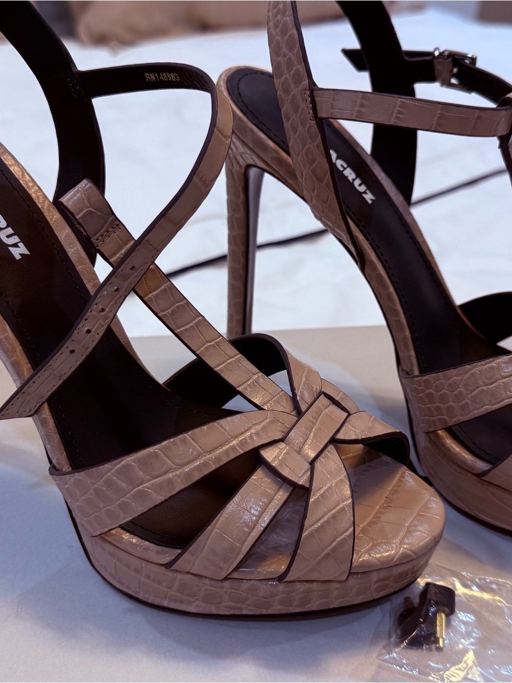 Beautiful 🤩 LOLA CRUZ SANDAL
Mavra Croco High sandal in Taupe